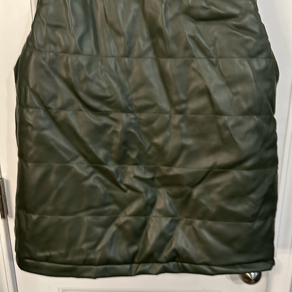 Tuckernuck Reversible Green Faux Leather and Sherpa Vest Size Medium - Picture 14 of 14